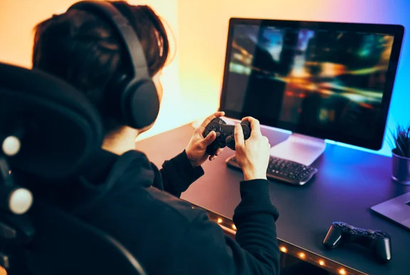 How Themes and Graphics Influence Online Game Player Decisions